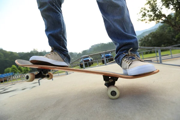 Skateboardista nohy cvičit venku — Stock fotografie