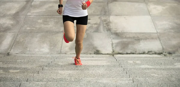 Jovem mulher do esporte correndo lá em cima — Fotografia de Stock