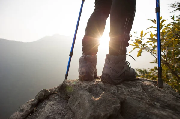 Perempuan pejalan kaki di gunung — Stok Foto