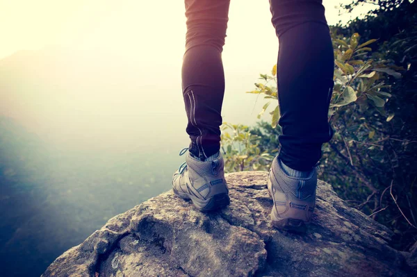 Escursionista femminile in montagna — Foto Stock