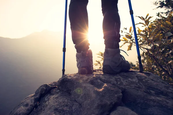 Female hiker on mountain — Stock Photo, Image