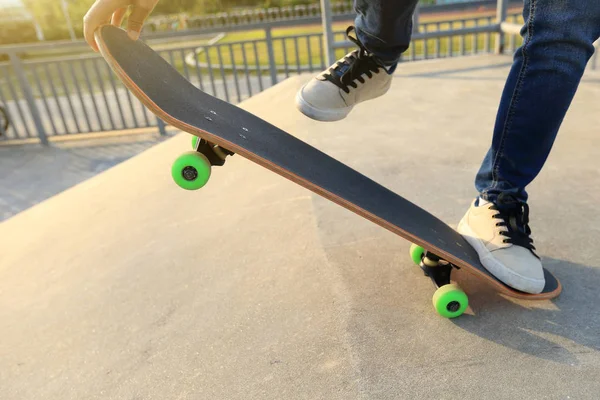 Gambe skateboarder praticare all'aperto — Foto Stock