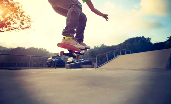 Pernas skate praticando ao ar livre — Fotografia de Stock