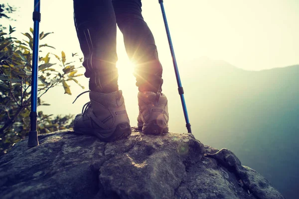 女登山者在山 — 图库照片