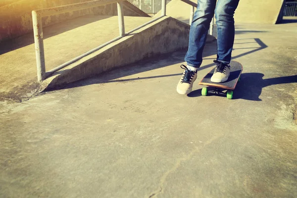 Скейтбордистські ноги, що практикують на відкритому повітрі — стокове фото