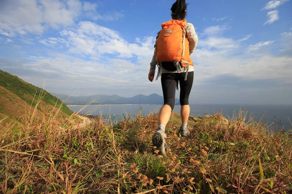 Caminhante feminina na montanha — Fotografia de Stock