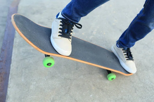 Skateboardåkare ben tränar utomhus — Stockfoto