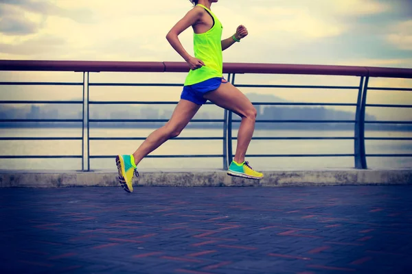 Молодая фитнес-женщина бежит в сторонку — стоковое фото