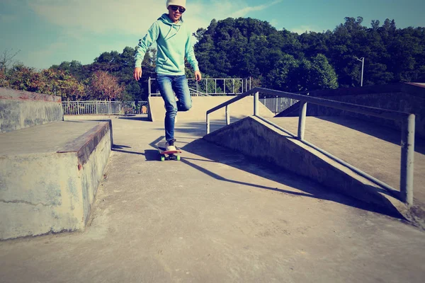 Mulher praticando com skate — Fotografia de Stock