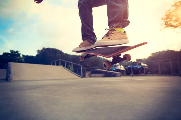 Gambe skateboarder praticare all'aperto — Foto Stock