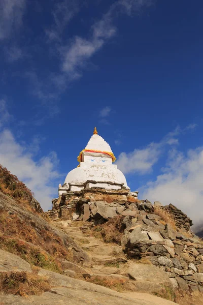 Stupa a caminho do acampamento base — Fotografia de Stock