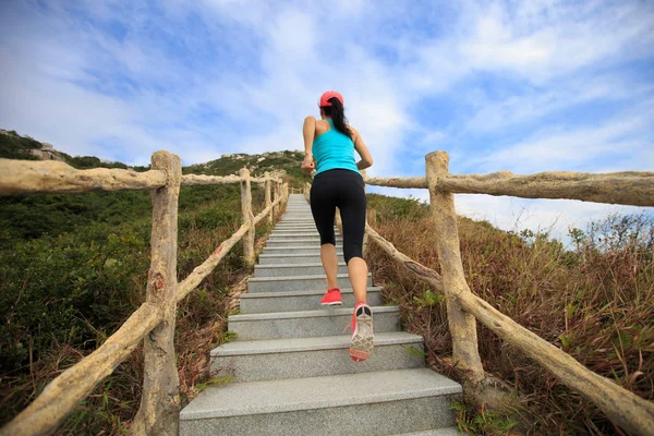 Mujer corriendo en las escaleras de montaña — Foto de Stock