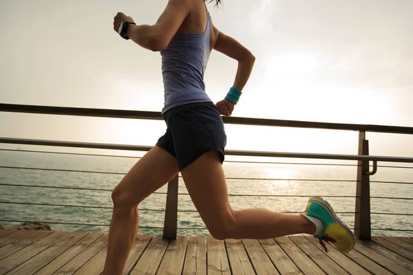 Joven fitness mujer corriendo junto al mar — Foto de Stock