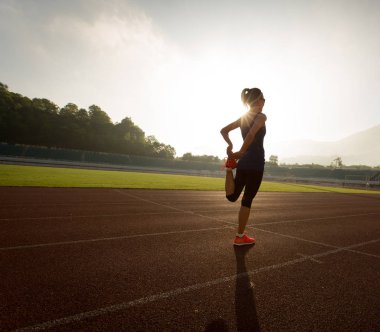 Genç kadın bacaklarını açıyor. 