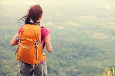 kadın backpacker dağ tepe üzerinde duran