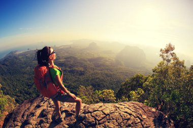 kadın backpacker dağ tepe üzerinde duran