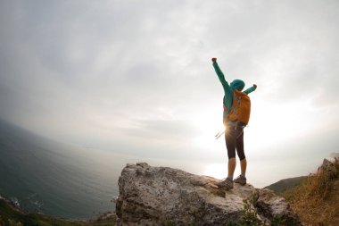 kaldırdı elleriyle genç yolcusu