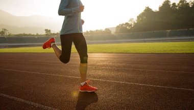 Stadyum üzerinde çalışan genç kadın 