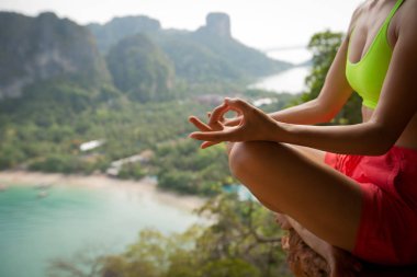 pratik Yoga dağ tepe, kadın