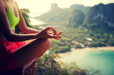 pratik Yoga dağ tepe, kadın