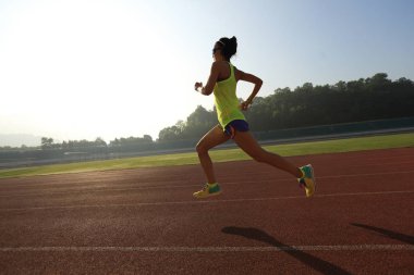 Stadyum üzerinde çalışan genç kadın  