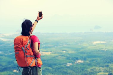 Genç kadın alarak resim Vadisi