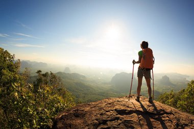 kadın backpacker dağ tepe üzerinde duran
