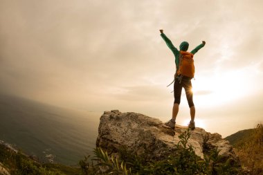 kaldırdı elleriyle genç yolcusu