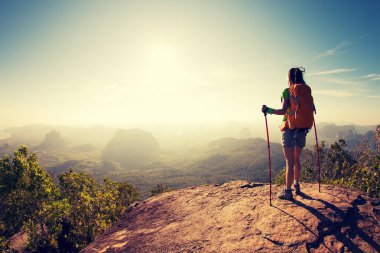 kadın backpacker dağ tepe üzerinde duran
