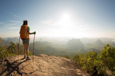 kadın backpacker dağ tepe üzerinde duran