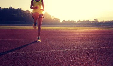 Genç kadın bacaklarını açıyor. 