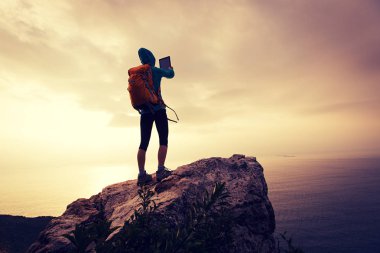  uzun yürüyüşe çıkan kimse alarak fotoğraf dijital tablet ile