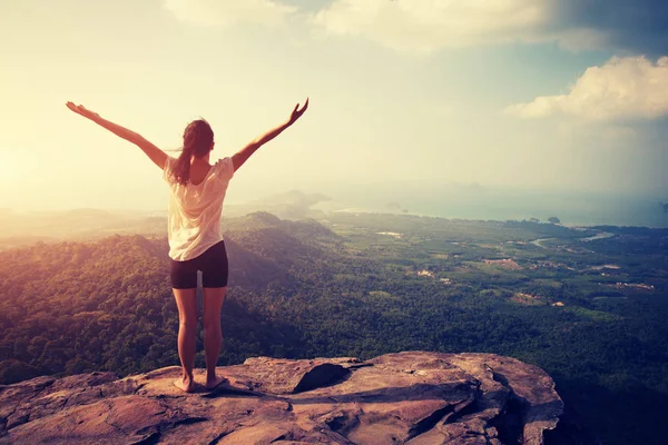 pratik Yoga dağ tepe, kadın