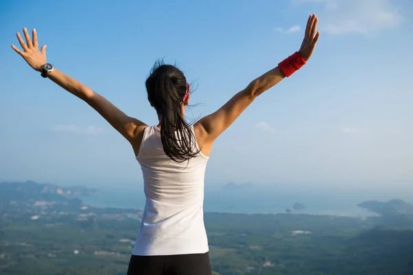 Woman enjoy the view from mountain — Stock Photo, Image