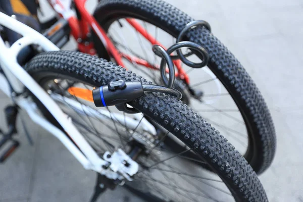 birlikte kilitli Bisiklet