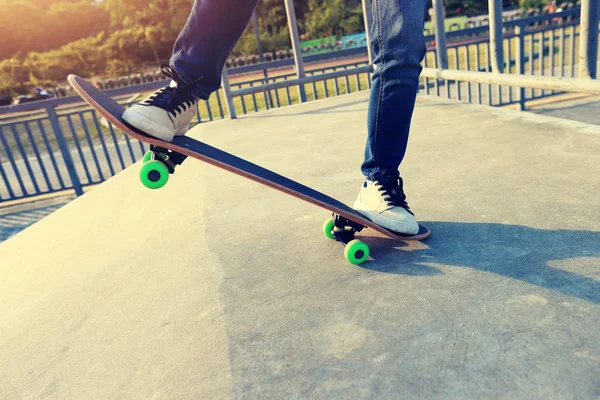 Skateboardåkare ben tränar utomhus — Stockfoto