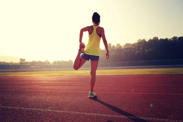 Genç kadın bacaklarını açıyor. 