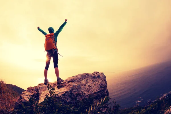 kaldırdı elleriyle genç yolcusu