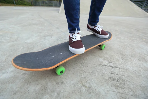 Pernas skate praticando ao ar livre — Fotografia de Stock