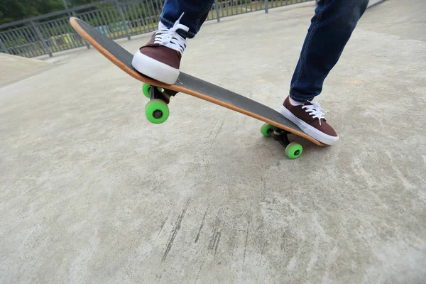 Skateboardåkare ben tränar utomhus — Stockfoto