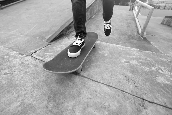 Πόδια skateboarder εξάσκηση σε εξωτερικούς χώρους — Φωτογραφία Αρχείου