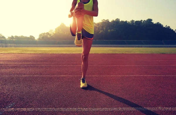 Genç kadın bacaklarını açıyor. 