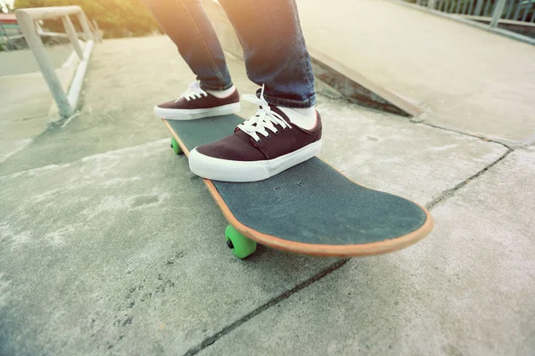 Skateboarder benen oefenen buitenshuis — Stockfoto