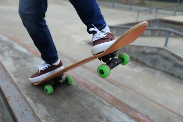 Skateboarder benen oefenen buitenshuis — Stockfoto