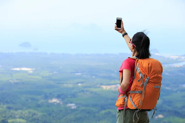 Young woman taking picture of valley — Stock Photo, Image