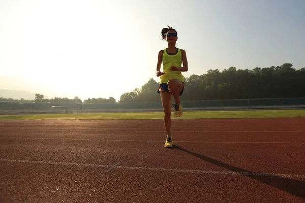 Genç kadın bacaklarını açıyor. 
