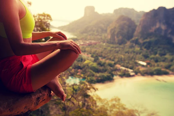 Donna che pratica yoga in vetta alla montagna — Foto Stock