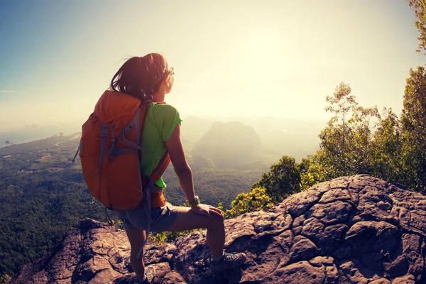 Vrouwelijke backpacker staande op de berg — Stockfoto