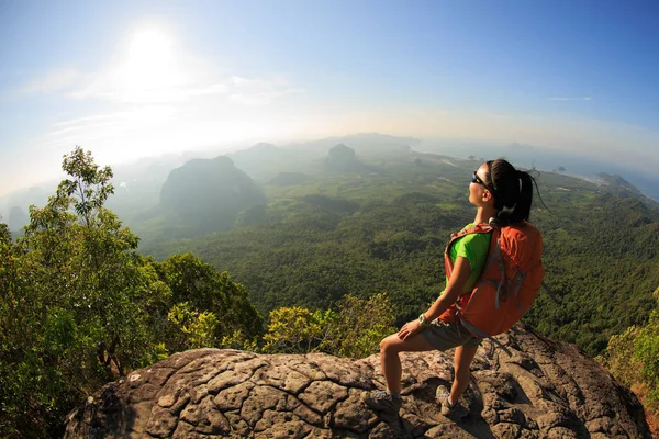 kadın backpacker dağ tepe üzerinde duran