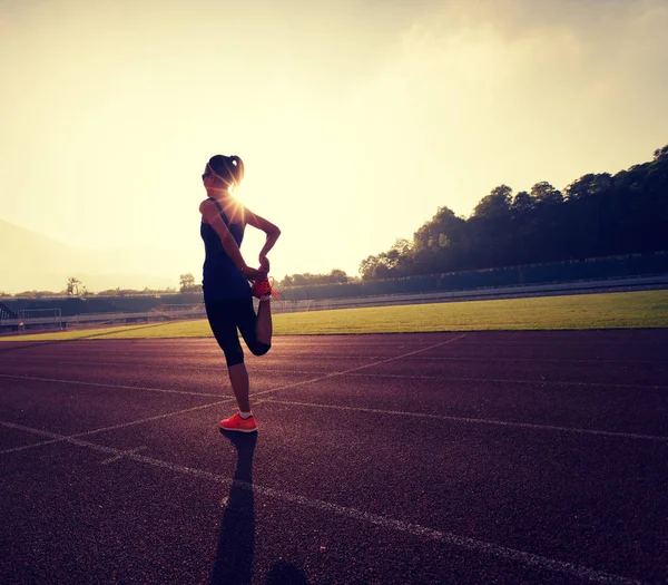 Young woman stretching legs — Stock Photo, Image